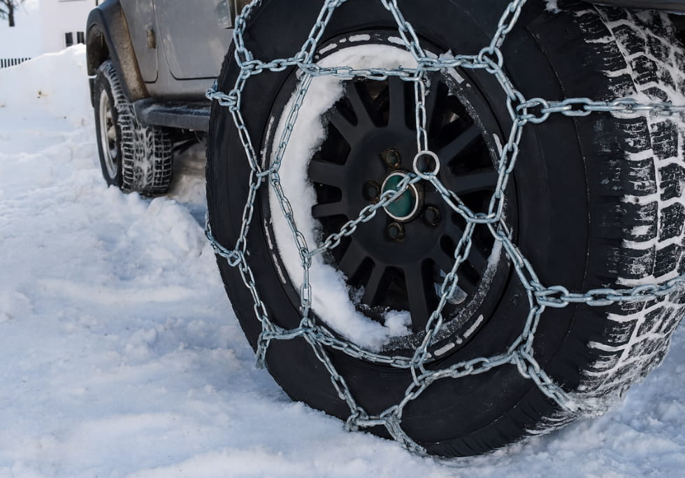 Montage von Schneeketten